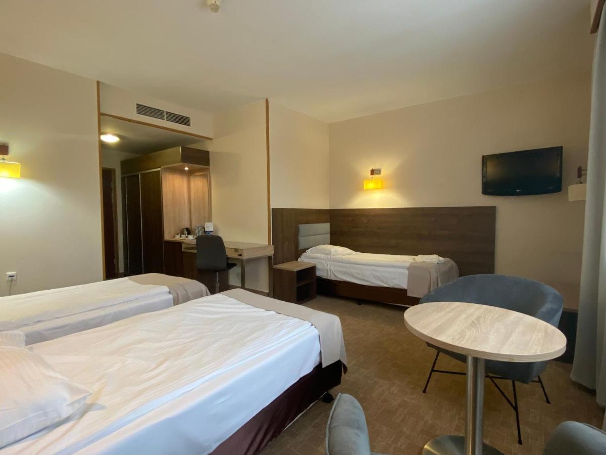 Hotel Ambasador Chojny Łódź Eksteriør billede